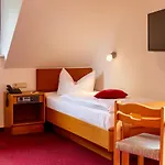 & Restaurant Lengefelder Warte 3*